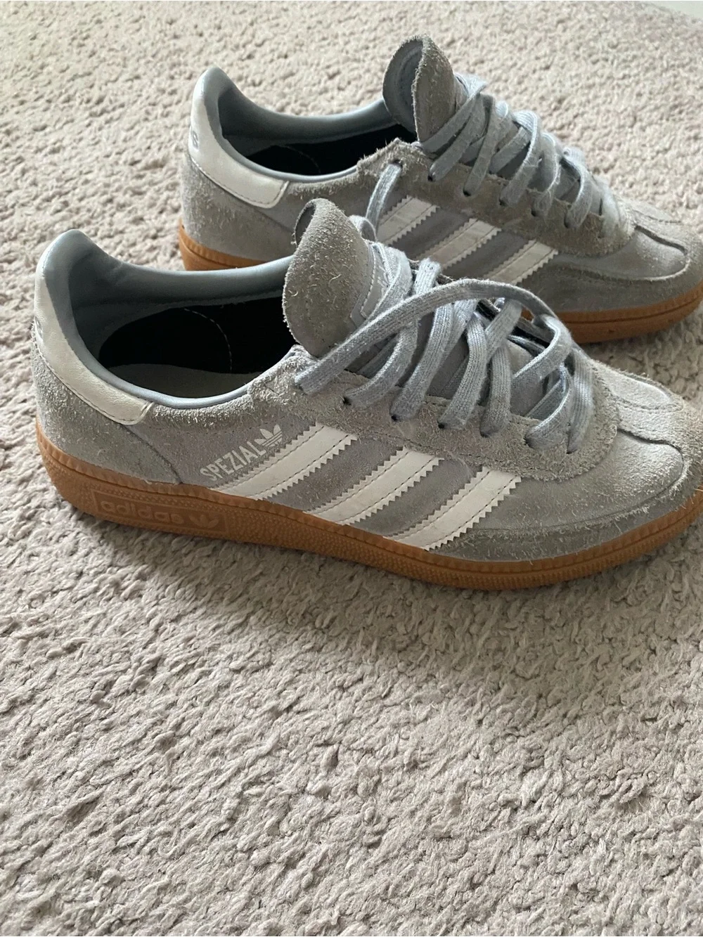 Kids adidas Suede Sneakers in Light Gray with Gum Sole